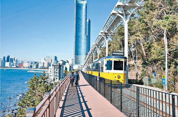 海岸列車行駛尾浦至松亭6個車站，全程約4.8公里，時速約15km。