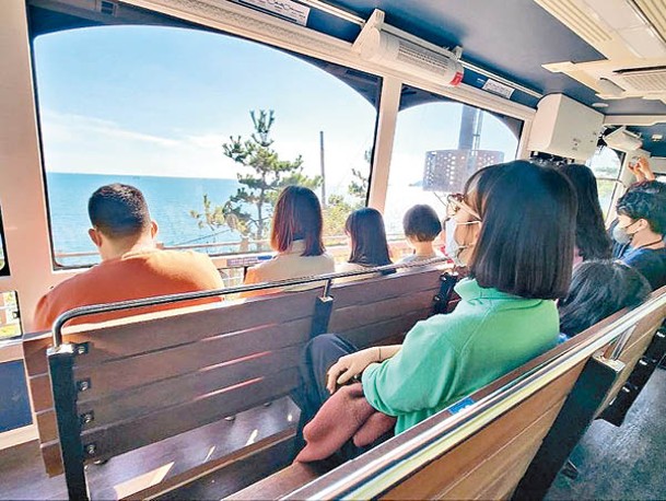 列車車廂內的兩排座椅都是向海方向，沿途都是療愈海景。