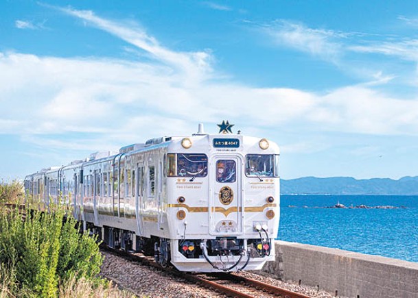 來往武雄溫泉至長崎的雙星4047剛於上月啟航，採用珍珠白色配金線的設計十分醒目。