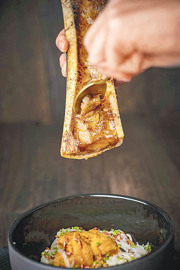 牛骨髓海膽麵<br>口感細膩的海膽麵，加入牛骨髓拌勻吃，鮮味中添上油香。