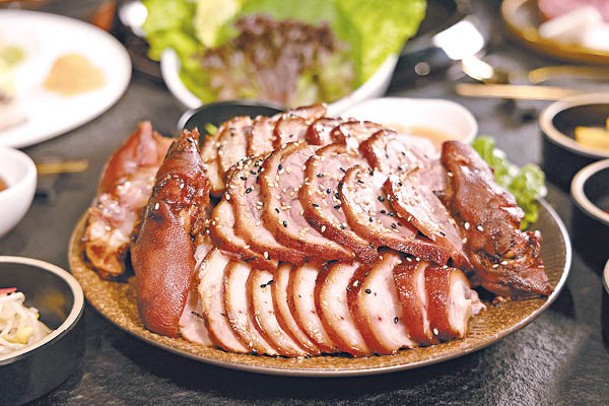韓式豬手<br>以醬汁及傳統香料慢慢熬煮而成，入味又軟腍，風味十足。