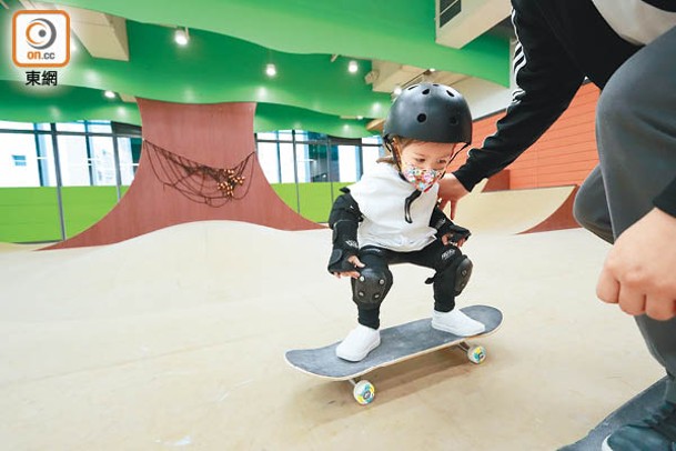 3歲的Leah從視頻平台看到滑板，主動話要學習，試堂時已表現出驚人的平衡力。