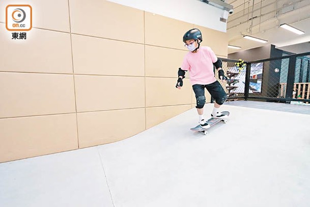 10歲的Amber學了3個月，為學習玩滑板，先經平衡車、滑板車等練習，現時已能在斜台下滑行。