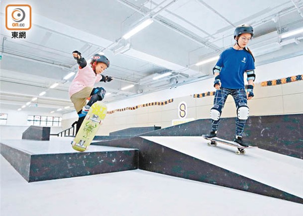 隨着香港近年有更多滑板場地開幕，吸引很多年輕人甚至小朋友投入了滑板熱潮，而且技術有板有眼！