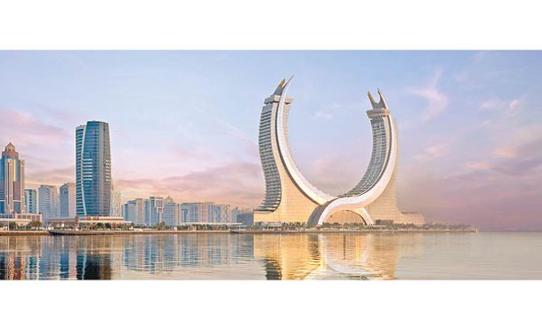 屹立在羅塞爾海濱區的新地標Katara Towers，分別有Raffles Doha及Fairmont Doha 兩家豪華酒店進駐。