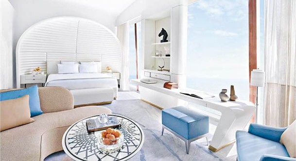 白藍雙色配搭的Fairmont Doha客房及套房，設計靈感來自豪華遊艇內飾。