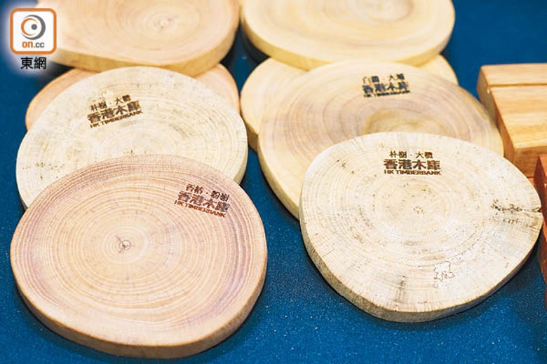 由木庫出產的木製品，會標示木材屬於甚麼品種的樹，以及從何處收集回來，如因颱風倒塌的還會標示颱風名字。