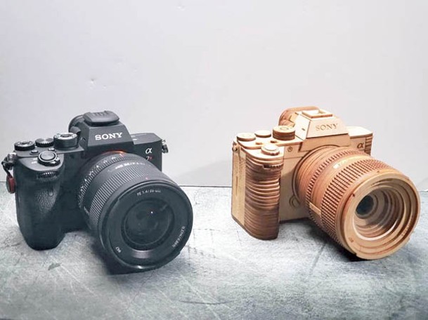 以木材打造的菲林相機和數碼相機模型，與實體相機非常相似。
