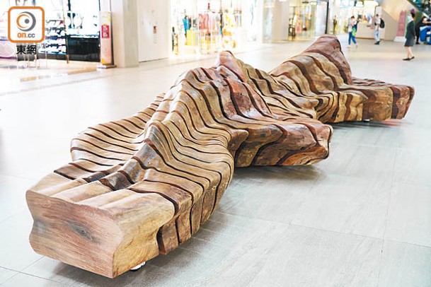 這張大型木椅以收集回來的荔枝木、木麻黃、台灣相思與耳果相思等製造，充滿大嶼山特色。