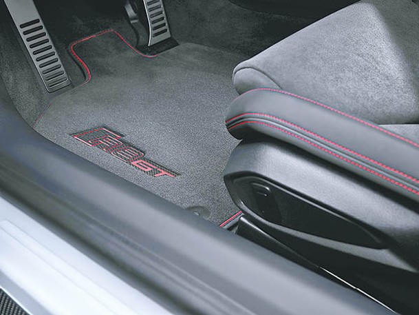 為向12年前推出的首款R8 GT致敬，車廂刻意採用黑色主調配紅色細節點綴，連地氈也不例外。