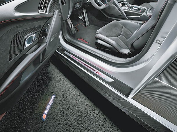 每當車門打開，R8 GT專屬LED門檻飾板及Audi Sport投射照地燈均會出迎。