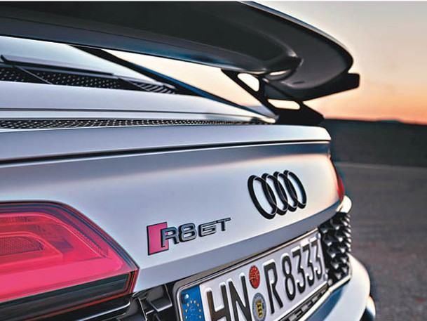 車尾鑲有R8 GT字徽，跟四環廠徽及極具代表性的V10字徽一樣，全部經啞黑處理。