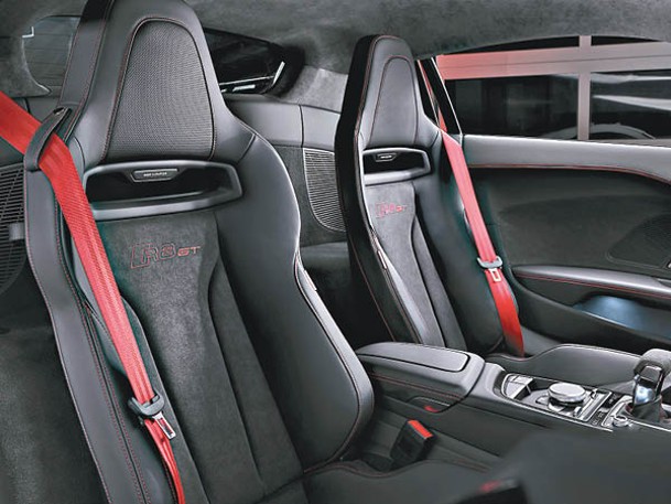 輕量化賽車桶椅繡有R8 GT專屬裝飾，並跟12年前的首款R8 GT一樣配上紅色安全帶。