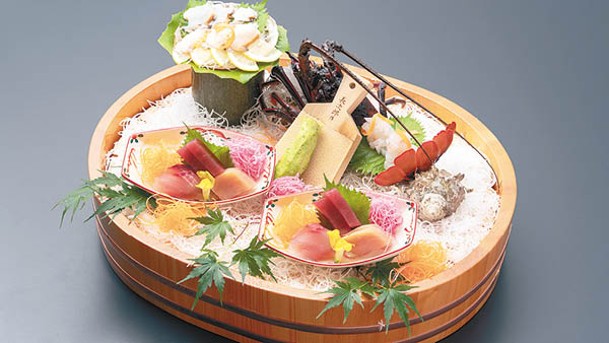嚴選伊豆地區的新鮮食材，晚餐的菜單包括龍蝦和鮑魚等海鮮。