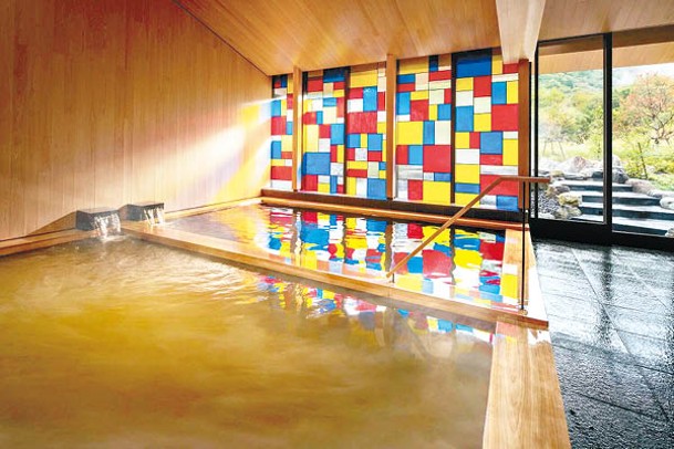 「界 雲仙」大浴場以大片彩繪玻璃作為裝飾，光線透過玻璃產生倒影時，感覺夢幻。