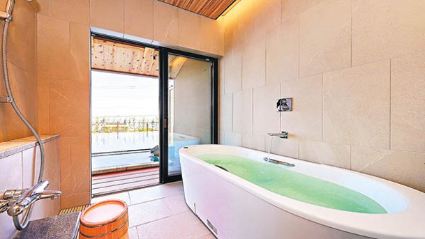 客房內不僅有露天風呂，還有室內浴池。