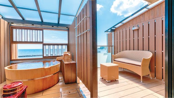 「伊豆河津濱 磯あるきの湯宿 潮雲」每間客房都有露天風呂，可以在星空下享受溫泉。