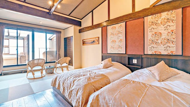 旅館共有3款客房，這間面積約為19.4平方米，附有可眺望太平洋的露天浴池及露台，以日式摩登風格布置。