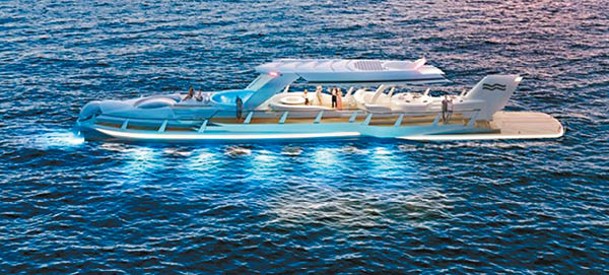 遊艇上層設有大型日光浴平台，配備泳池、酒吧等設施。
