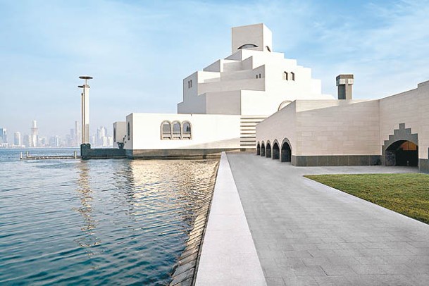 伊斯蘭藝術博物館位於科尼奇自然海島，由華裔建築巨匠貝聿銘負責設計，遠看好像白色積木漂浮在水面，甚具玩味。