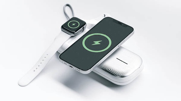 MOMAX AIRBOX GO磁吸充電盒，可為iPhone、Apple Watch及AirPods三機同步快速無線充電。