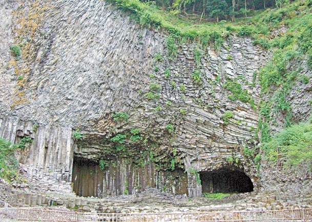 玄武洞被大量六角形岩柱覆蓋，宏偉壯觀。
