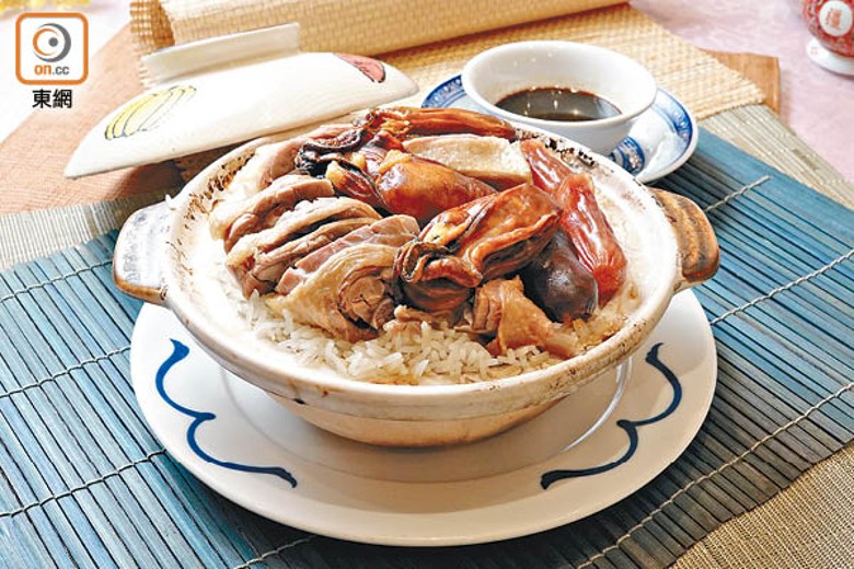鴛鴦腸油鴨髀金蠔臘肉煲仔飯<br>臘味和金蠔的香氣互相輝映，是經典的配搭，需1日前預訂。