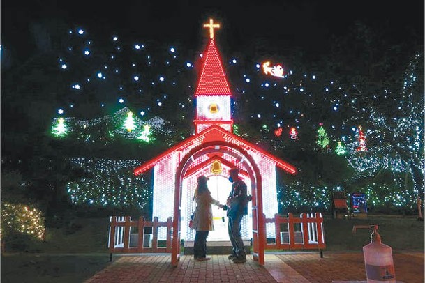 即日起至12月下旬場內會出現以聖誕為主題的燈飾。