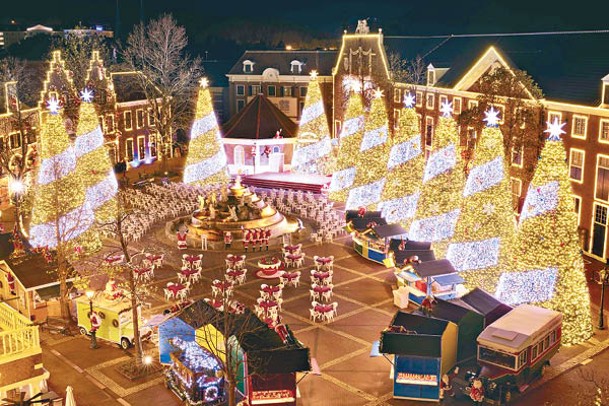 Christmas Town內放置了多棵12米高的巨型聖誕樹，是必到的打卡位。