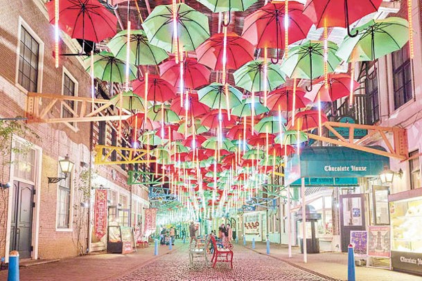 700把雨傘組成的雨傘街亦換上了紅與綠的聖誕色系。
