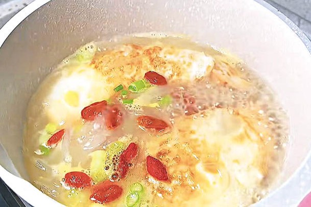 煎蛋白蘿蔔湯主要材料為雞蛋及白蘿蔔，煲約7分鐘便可飲用。