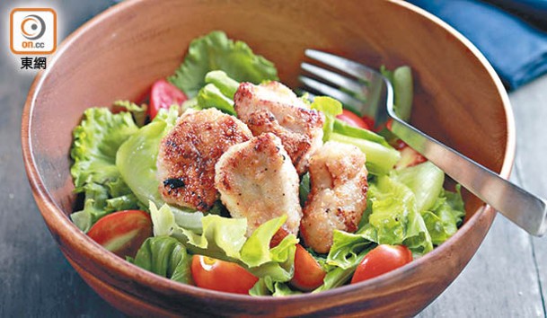 蛋白質方面，選吃雞肉、魚肉、海鮮來降低熱量。