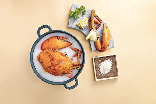 蟹皇米湯玉露鍋<br>煮好的濃粥隔渣，只取富米香的粥水，配原隻泥蟹煲煮，香鮮清甜。
