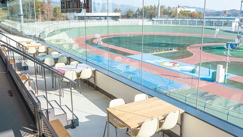 酒店餐廳FORQ擁有偌大的玻璃窗，可以邊吃邊欣賞比賽。