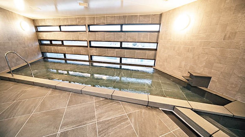 酒店設有大浴場，白天可以透過單向玻璃窗觀看競輪場。