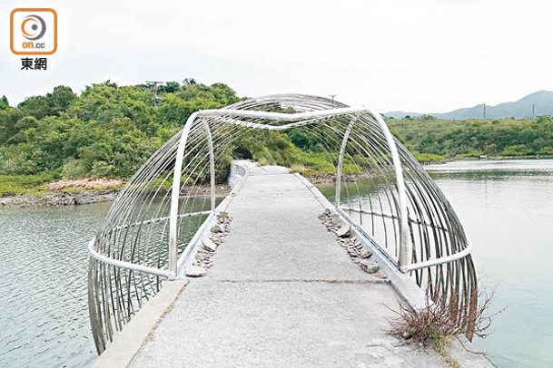 玉帶橋上猶如氣泡的球形作品，放有建橋所用的碎石。