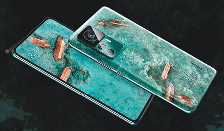 手機主體改為銅銹綠色，背蓋結晶花紋帶有3D視覺。