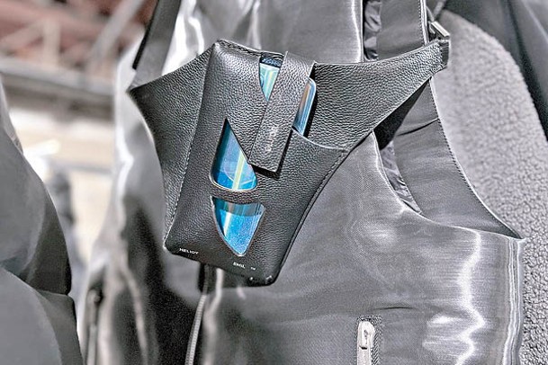 斜挎包用上皮革物料，可如槍袋般掛於胸前，更添型格。（f）