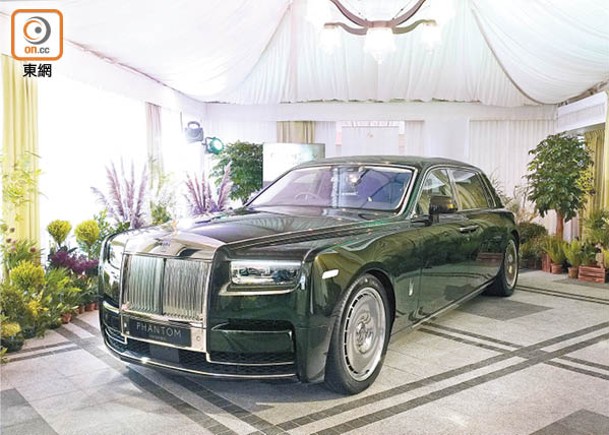 抵港展出的新Phantom Extended Series II，車身噴塗了全新調配、糅合微細金屬顆粒的專屬Olivin橄欖綠漆料，於燈光下會散發出閃爍彩光。