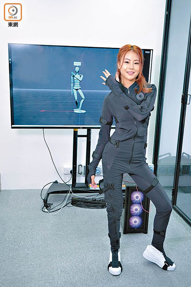 成員表演時要穿上Motion Capture緊身衣，系統即時捕捉動作並反映在虛擬角色身上。