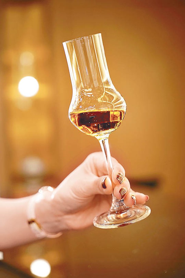 用白松露調雞尾酒，選較淺年份如陳釀10年的威士忌或干邑較佳。