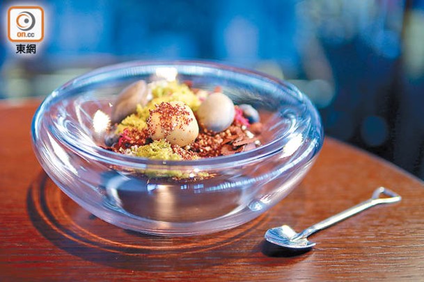 Alba White Truffle Harvest<br>吃得的「泥土」周邊伴有開心果海綿蛋糕和栗子慕絲「石頭」，還有朱古力醬、藍莓和脆片，客人自行「掘」出白松露慕絲品嘗。