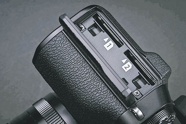 用上雙SD卡槽設計，支援UHS-II高速傳輸規格。
