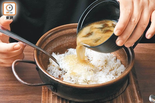 吃剩飯焦時加入味噌湯拌勻再吃，是從茶漬飯得到的靈感。