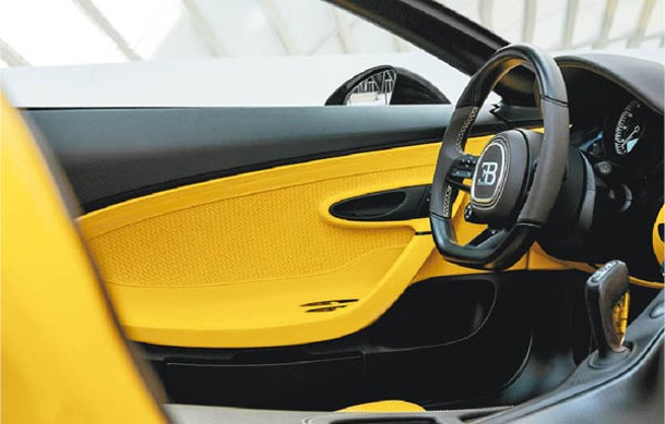 全新設計的車門面板，採用複雜的編織皮革，更顯尊貴非凡。
