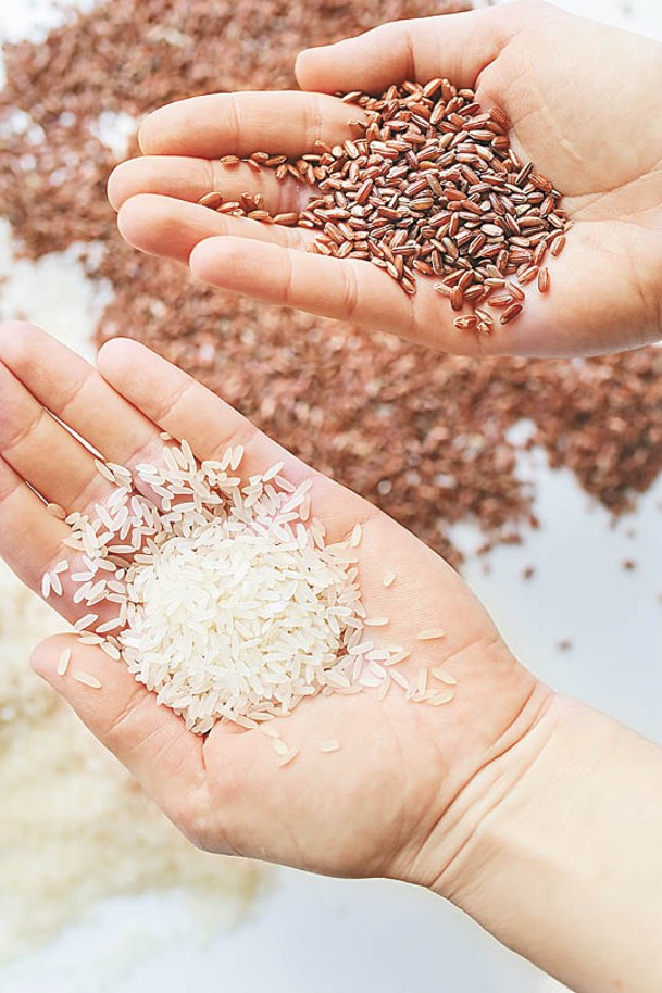 建議把精緻澱粉換成原型食物，例如糙米便有益得多。
