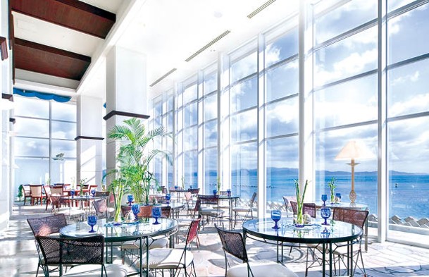酒店咖啡廳Terrace Cafe Ohge設有落地玻璃，可邊享用甜點邊賞海景。