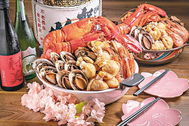 日本波士頓龍蝦盆菜<br>有2人、6人及10人分量選擇，用上多款日本新鮮食材，配上以360牛乳加入芝士及清湯炮製的牛奶芝士湯底，最能吊出龍蝦的鮮甜味。