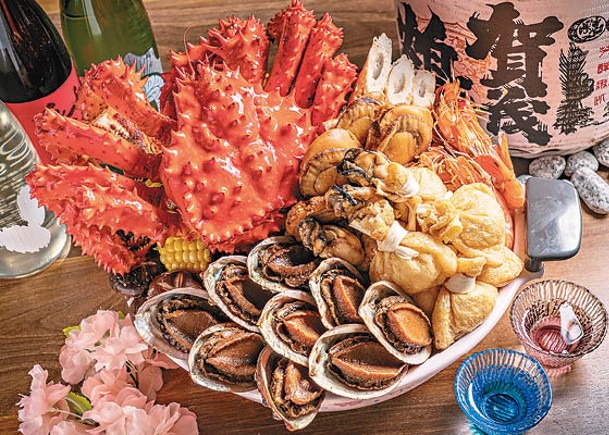 日本花咲蟹盆菜<br>有2人、6人及10人分量選擇，除了花咲蟹會因為人數而大細有別外，另有磯煮鮑魚、日本帆立貝、深海虎蝦、鮮廣島蠔、如意福袋等，並附送昆布湯。