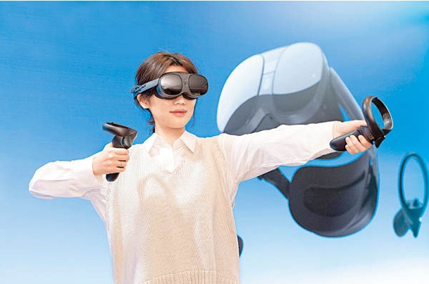 頭戴式裝置可搭配手腕追蹤器，利用雙手跟VR程式互動。